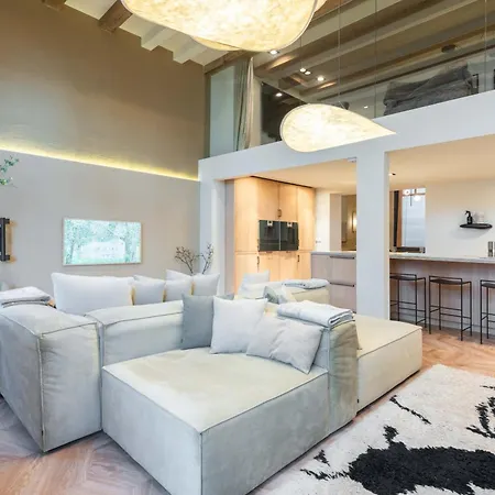 Newly Renovated Luxurious 200 Sqm Loft In Centre Apartmán *