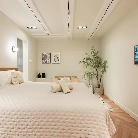 Newly Renovated Luxurious 200 Sqm Loft In Centre